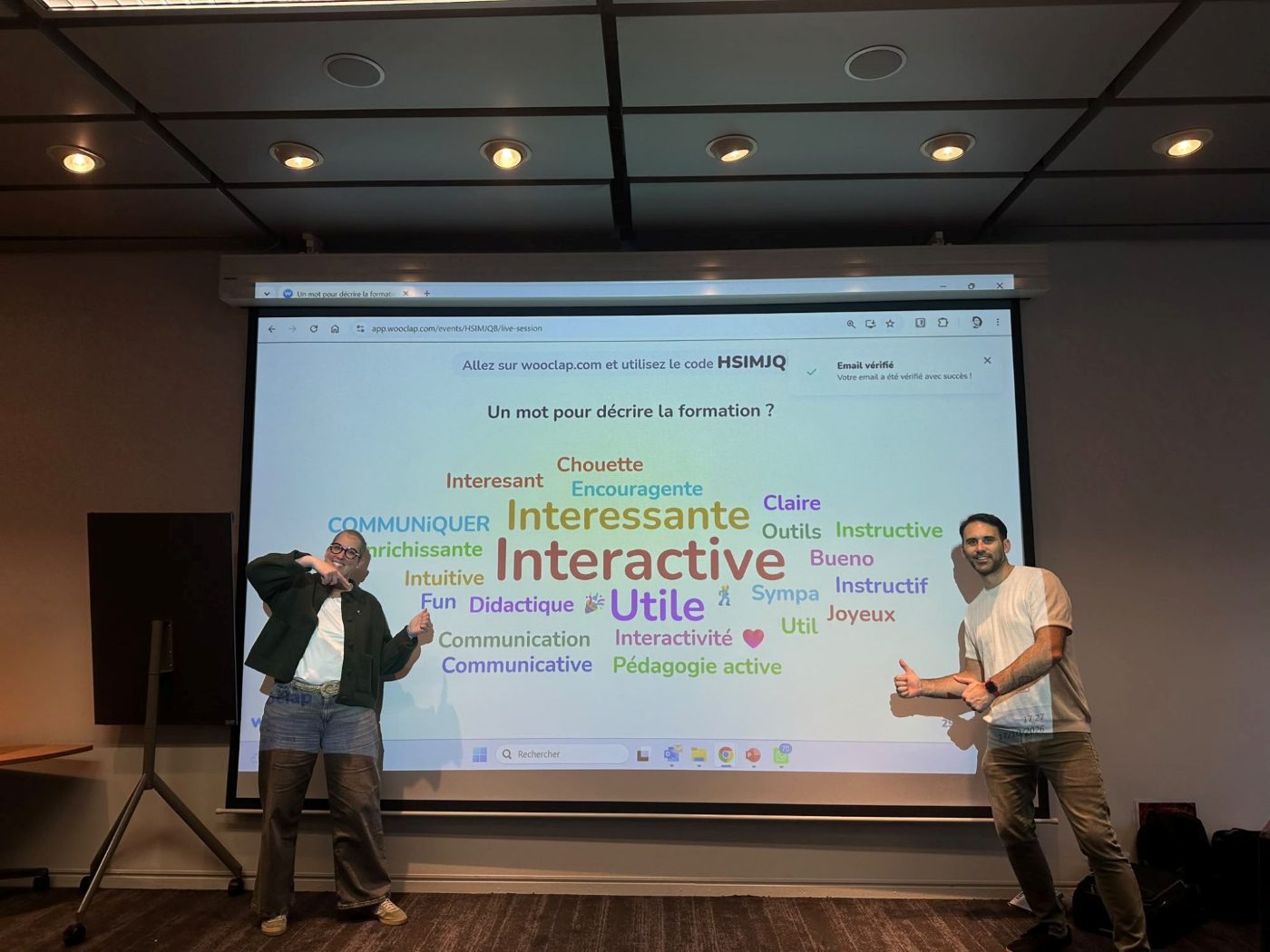 Laetitia devant un nuage de mots : interactive, utile, intéressante